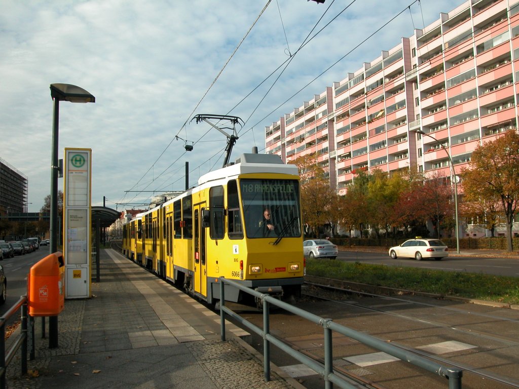Berlin BVG SL M8 (KT4D 6066 + 6051) Mollstrasse / Otto-Braun-Strasse am 26. Oktober 2012.