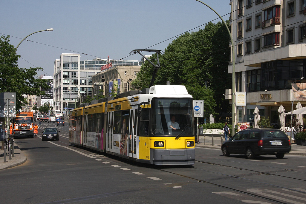 Berlin - BVG/Linie M1 - 1019 vor der Hst. S+U Friedrichstr. am 30.04.2009