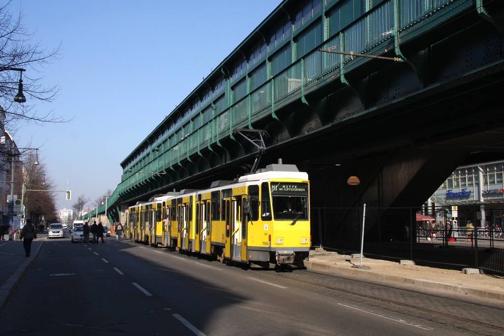 Berlin - BVG/Linie M1 - 7058 + 7010 an der Hst. S + U Sch�nhauser Allee am 26.02.2011
