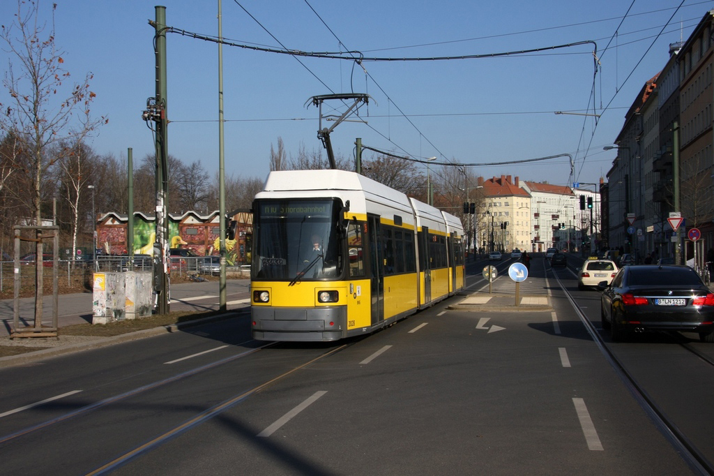 Berlin - BVG/Linie M10 - 2028 auf der Eberswalder Str., bei Hst. Friedrich-Ludwig-Jahn-Sportpark, am 26.02.2011