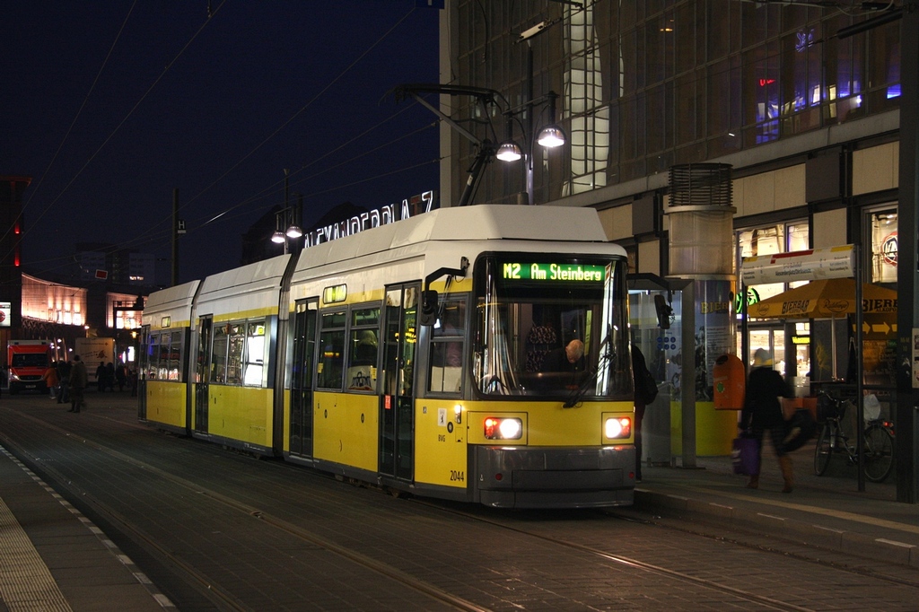Berlin - BVG/Linie M2 - 2044 am 25.02.2011 an der Hst. S+U Alexanderplatz/Dircksenstr.