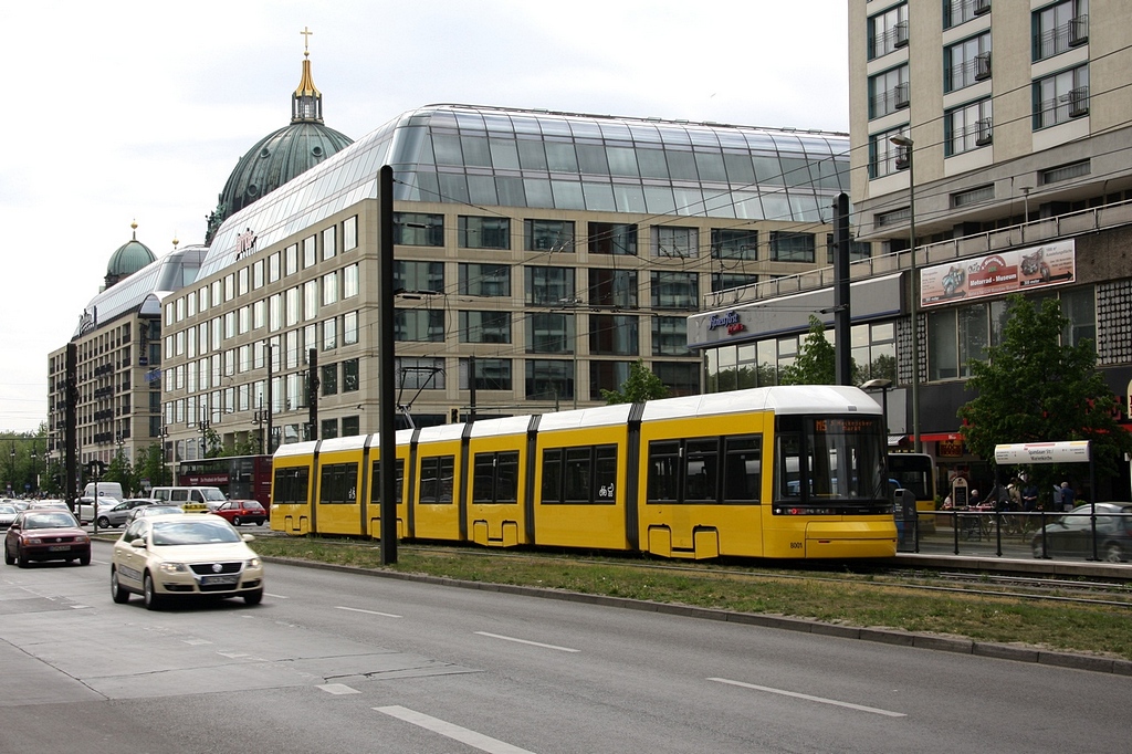 Berlin - BVG/Linie M5 - 8001 am 29.04.2009 an der Hst. Spandauer Str./Marienkirche