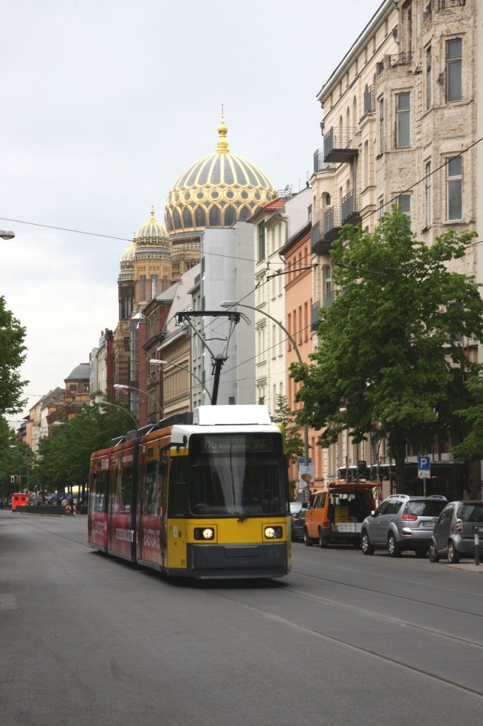 Berlin - BVG/Linie M6 - 1070 in der Oranienburger Str. mit der Synagoge, vor der Hst. Monbijouplatz, am 29.04.2009