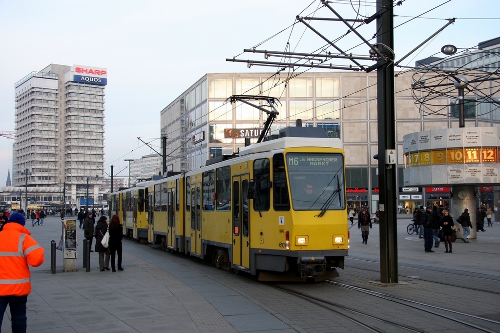 Berlin - BVG/Linie M6 - 6101 + 6157 auf dem Alexanderplatz am 25.02.2011