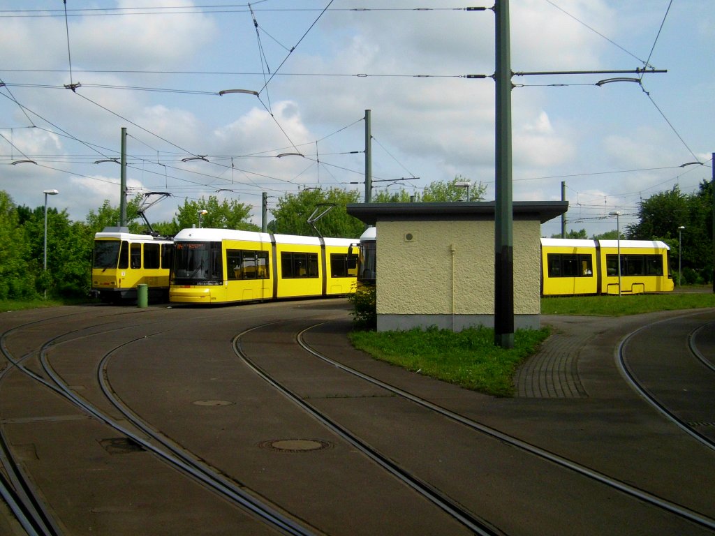 Berlin: Die Straenbahnschleife an der Zingster Strae in Berlin-Hohenschnhausen.(30.5.2013) 