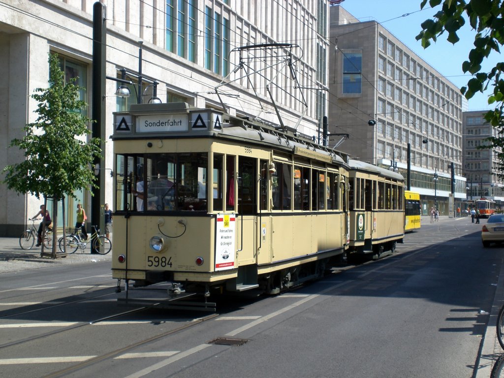 Berlin: Eine historische Straenbahn am S+U Bahnhof Alexanderplatz.(11.7.2010)