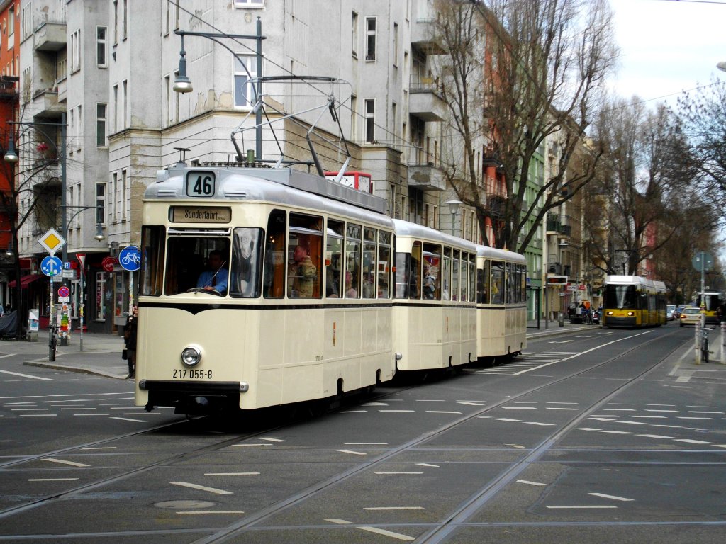 Berlin: Eine historische Straenbahn am U-Bahnhof Eberswalder Strae.(14.4.2013) 