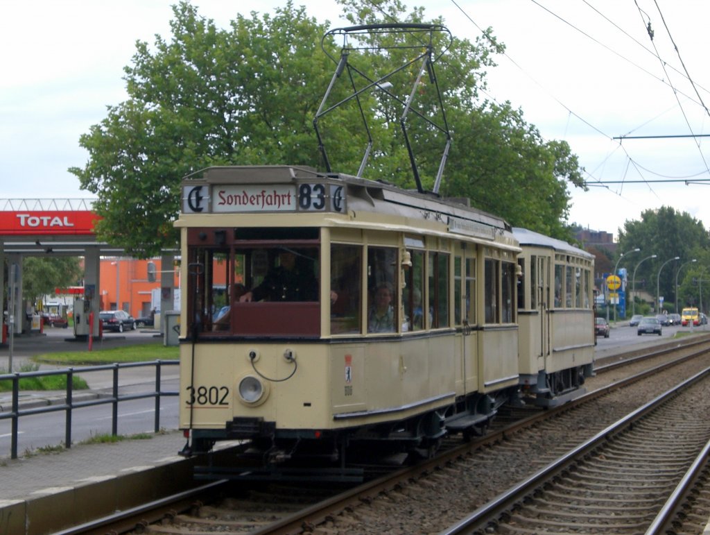 Berlin: Eine historische Straenbahn an der Haltestelle Weiensee Gounodstrae.(4.9.2010)