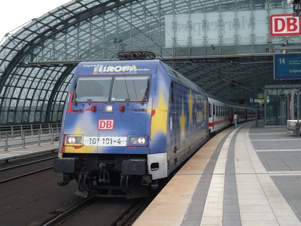  Berlin ist Europa!  ..und zwar ziemlich abgeranzt:) Das wre DIE politische Aussage fr 101 101-4, aber zum Glck sind wir ja alle neutral, wie das Ziel des Inter-City´s, nmlich AMSTERDAM
am 15.04.2011 in Berlin Hbf