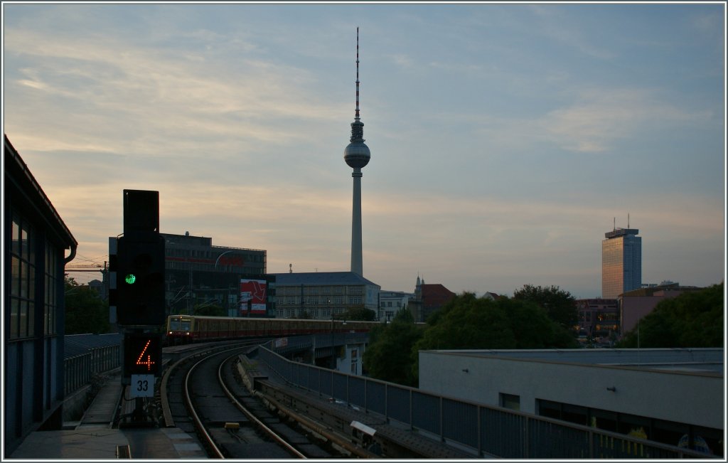 Berlin: Fernsehtrum, Park-Inn und S-Bahn. 
17. Sept. 2012