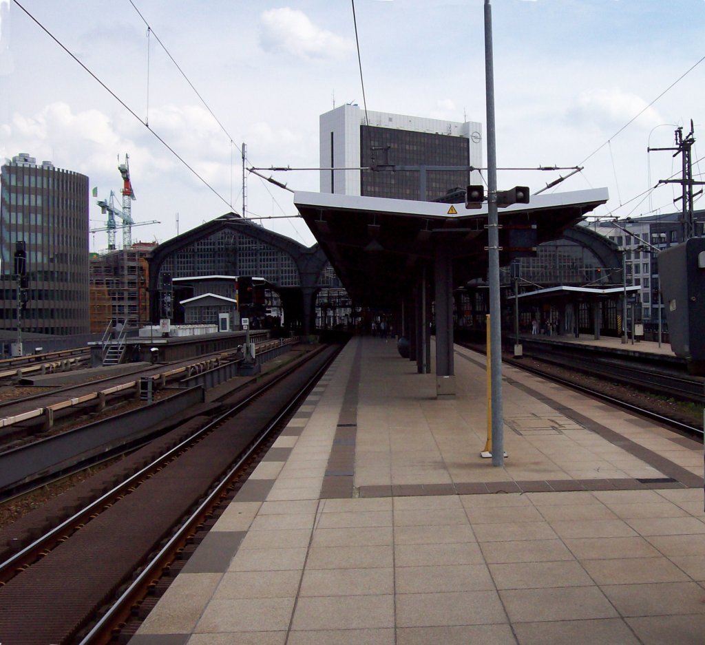 Berlin Friedrichstrae, Bahnsteig B, Blick von Westen, im Hintergrund das Internationale Handelszentrum (08.06.2010)