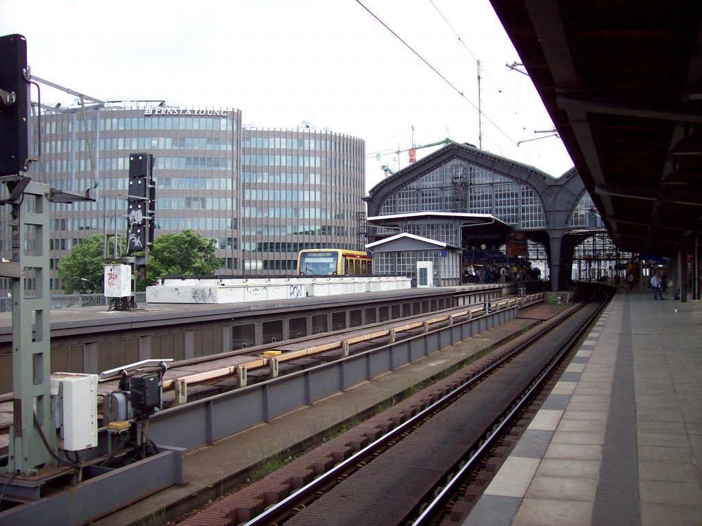 Berlin Friedrichstrae, Bahnsteige, Blick von Bahnsteig B auf S-Bahnsteig (08.06.2010)