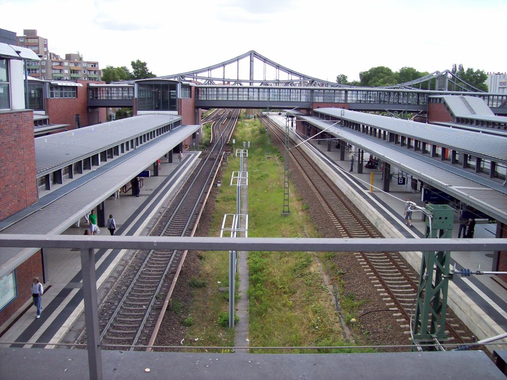 Berlin-Gesundbrunnen, Bahnsteige, im Hintergrund die 'Millionenbrcke' (29.07.2010)