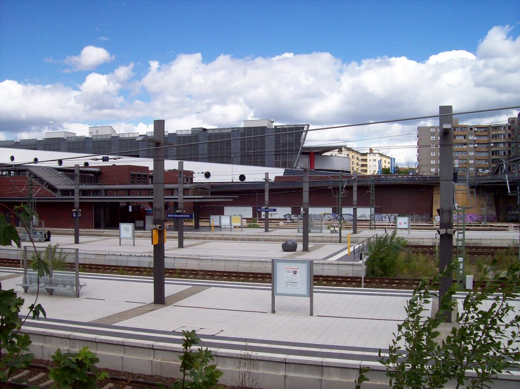 Berlin-Gesundbrunnen, Blick auf Bahnsteige und GesundbrunnenCenter (29.07.2010)
