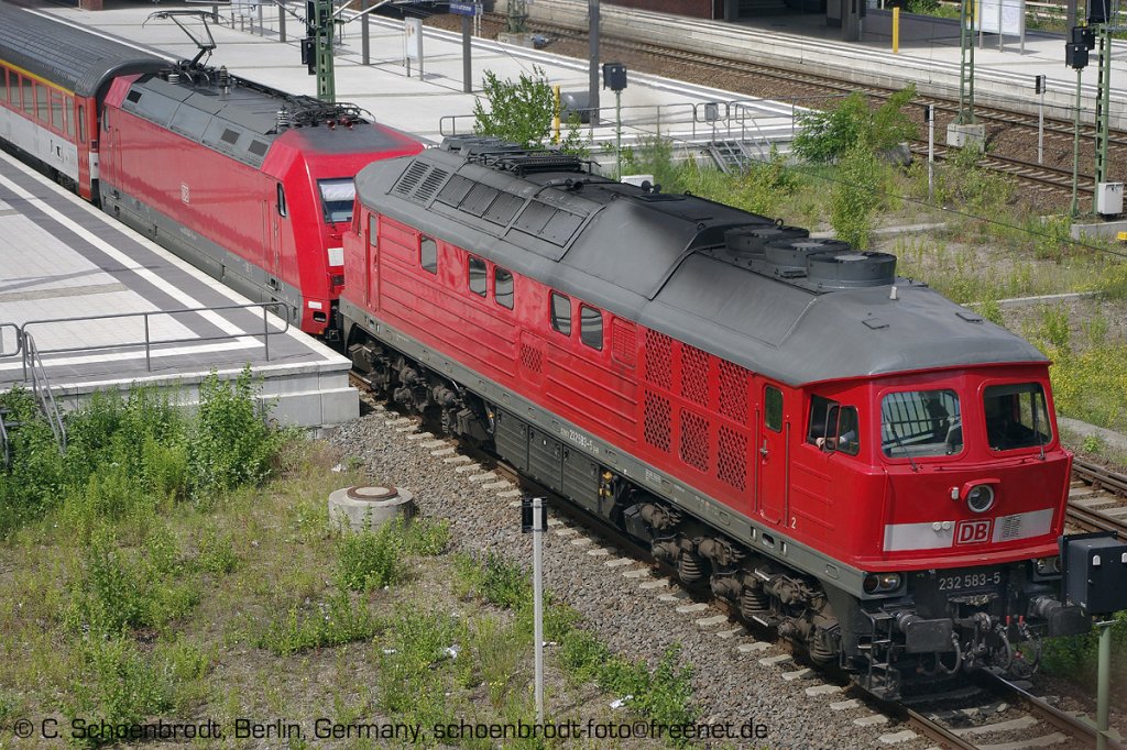 Berlin-Gesundbrunnen, DB Diesellok 9280 1 232 583-5 D-DB, DB E-Lok 101 045-3 mit dem versptetem EC 178  Alois Negrelli  nach Szczecin Glowny, 
20. Juni 2011, 11:53
