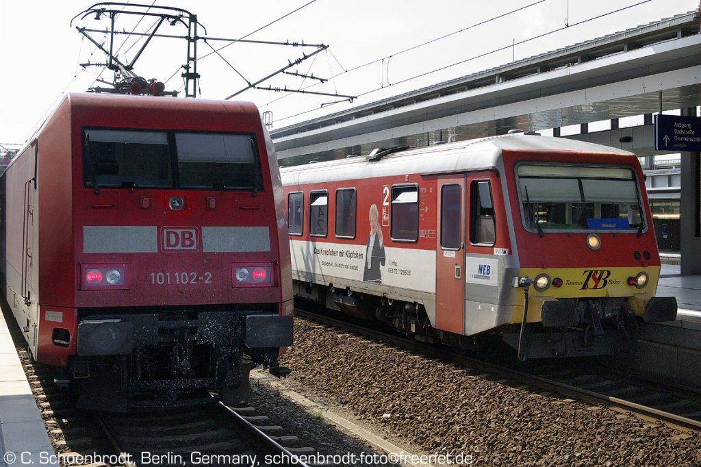 Berlin Gesundbrunnen, DB E-Lok 101 102-2, NEB VT 72, 628 072-0 (95 80 0628 072-0 D-HEB) der Taunus Bahn mit dem NE 27 um 16,03 nach Basdorf.
12. Juli 2011