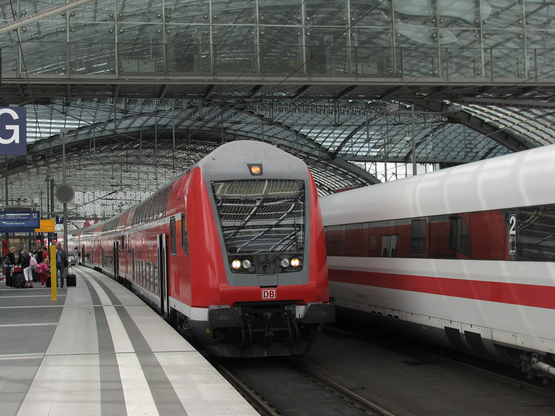 Berlin-Hauptbahnhof, 3.08.2009. Ein Zug der Linie RE1 nach Eisenhttenstadt.