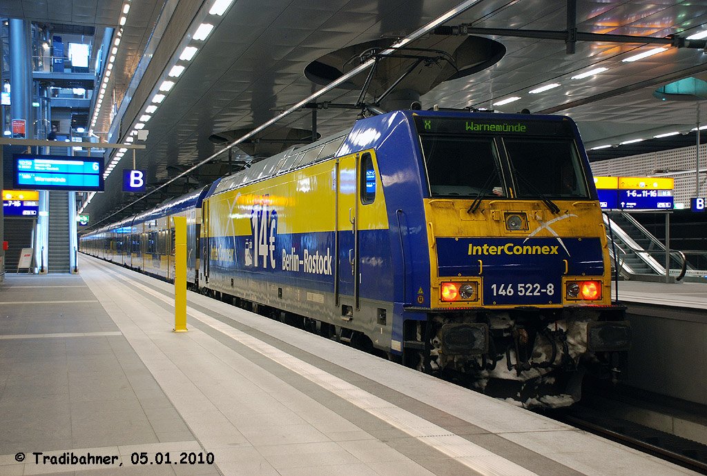 Berlin-Hauptbahnhof, die neu beklebte 146 522 am X 80003 nach Warnemnde
