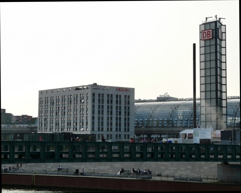 Berlin Hbf, ex Lehrter Bahnhof. 21.Mai 2011
Das Hotel wurde nach der Fertigstellung des Bahnhofs erbaut. Ist das nicht schrecklich?
