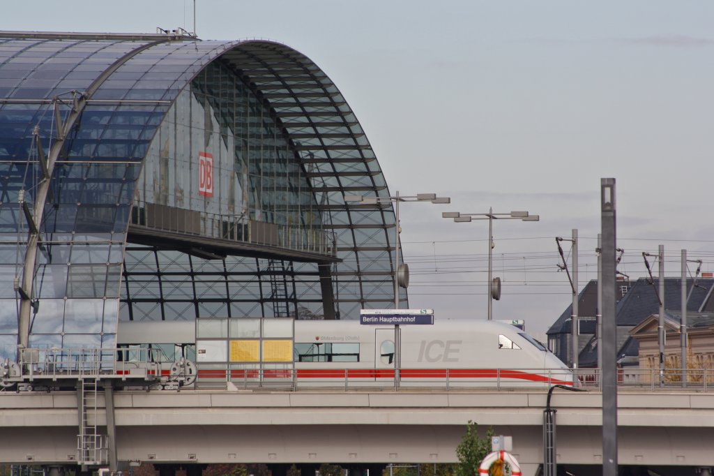 Berlin Hbf. westliche Ausfahrt (mit Zugspitze des ICE Oldenburg). (30.10.2009)