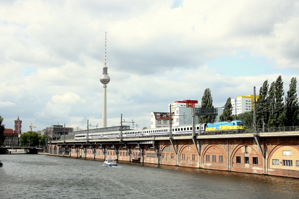 Berlin Jannowitzbrcke: 370 004  Ukraine  mit dem  Berlin - Warschau - Express  am 09.08.2012