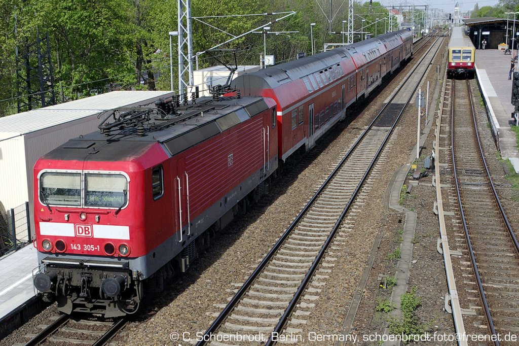 Berlin Karlshorst, DB E-Lok 143 305-1 (9180 6 143 305-1 D-DB), mit Airport Express nach Berlin Schnefeld Flughafen, S-Bahn BR 485 als S3 nach Erkner