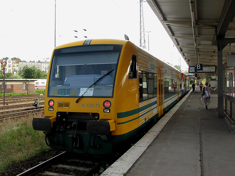 Berlin-Lichtenberg, 3.07.2009. Die Aufnahme kaum gut, aber eine Sonderheit: VT650.75 von ODEG ein als Zug der Prignitzer Eisenbahn (Linie PE12)