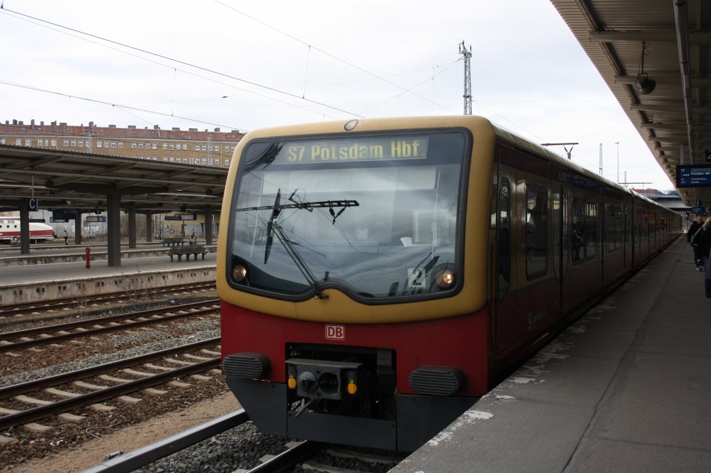 Berlin Lichtenberg: Ein Zug der Linie S7 Richtung Potsdam fhrt ab. Aufnahme am 31.03.10