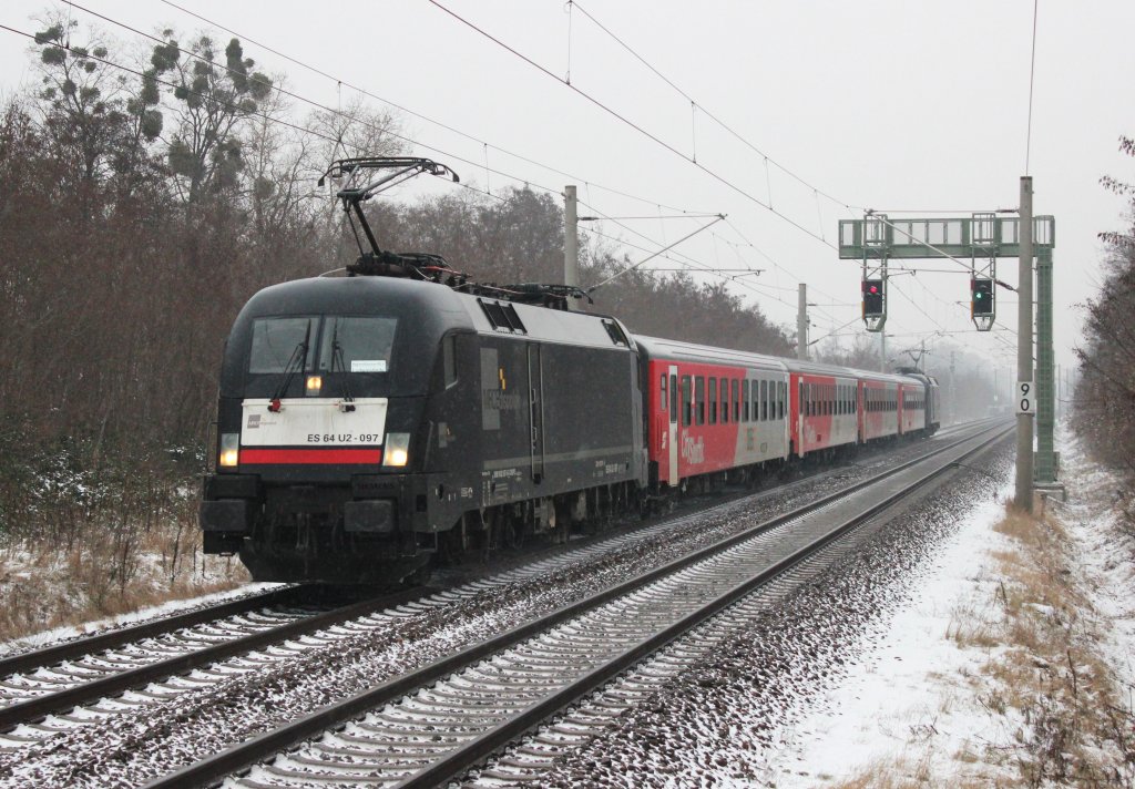 Berlin-Lichterfelde Ost am 23.12.2012 - ES64U2 097 zieht einen RE4 nach Ludwigsfelde.