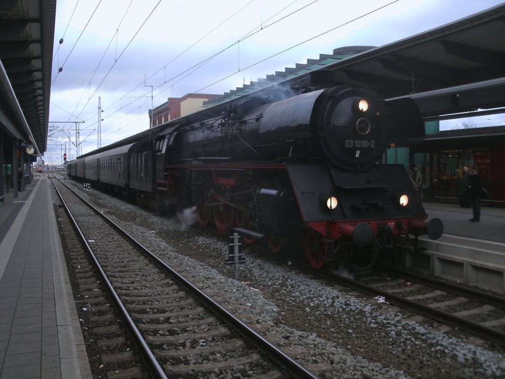  Berlin-macht-Dampf  am 17.Dezember 2011 organisierten die Berliner Dampflokfreunde aus Schneweide,eine Sonderfahrt von Berlin Schneweide zum Rostocker Weihnachtsmarkt mit 03 1010.Mit einigen Minuten Versptung erreichte der Sonderzug Rostock.Whrend sich die Reisende auf dem Rostocker Weihnachtsmarkt vergngten,nahm die Lok im Bh Rostock Wasser und wurde fr die Rckfahrt auf der dortigen Drehscheibe gedreht.Pnktlich um 16:50 Uhr ging es von Rostock wieder zurck nach Berlin.