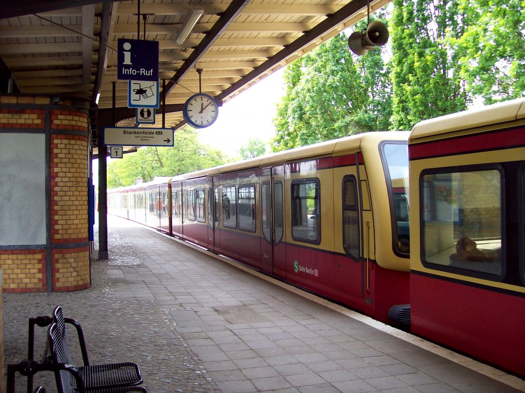 Berlin-Marienfelde (Station an der Dresdner Bahn), ausfahrender Zug der S2 nach Blankenfelde (09.05.2009)