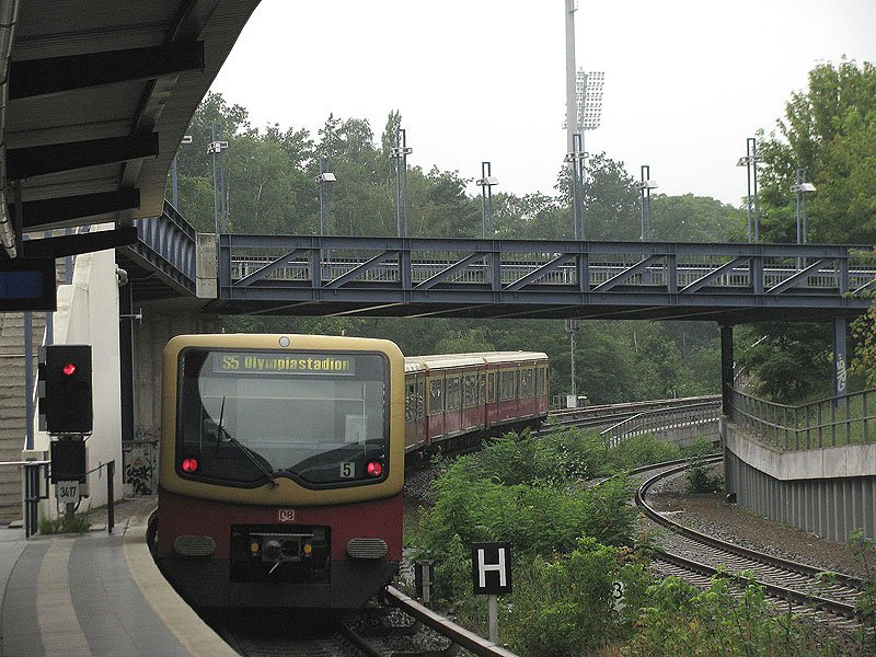 Berlin Messe S�d, 3.08.2009. W�hrend der S-Bahn-St�rungen verkehrte S5 nach Olympiastadion.