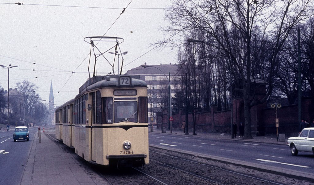 Berlin (Ost) BVB SL 72 (Sw/LEW-Tw 217 216-6) Prenzlauer Berg, Prenzlauer Allee am 17. Februar 1974. - Scan eines Diapositivs. Kamera: Minolta SRT-101.