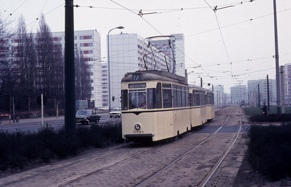 Berlin (Ost) BVB SL 73 (Sw/LEW-Tw 217 220-5) Mitte, Wilhelm-Pieck-Straße / Prenzlauer Allee / Prenzlauer Tor) am 17. Februar 1974. - Scan eines Diapositivs. Kamera: Minolta SRT-101.