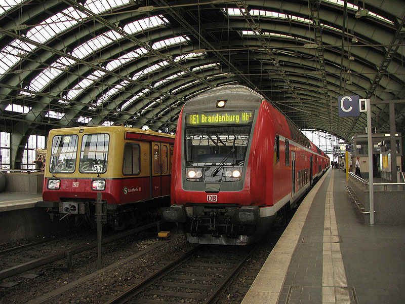 Berlin Ostbahnhof, 4.07.2009. RE1 nach Brandenburg Hbf und S9 nach Schnefeld.