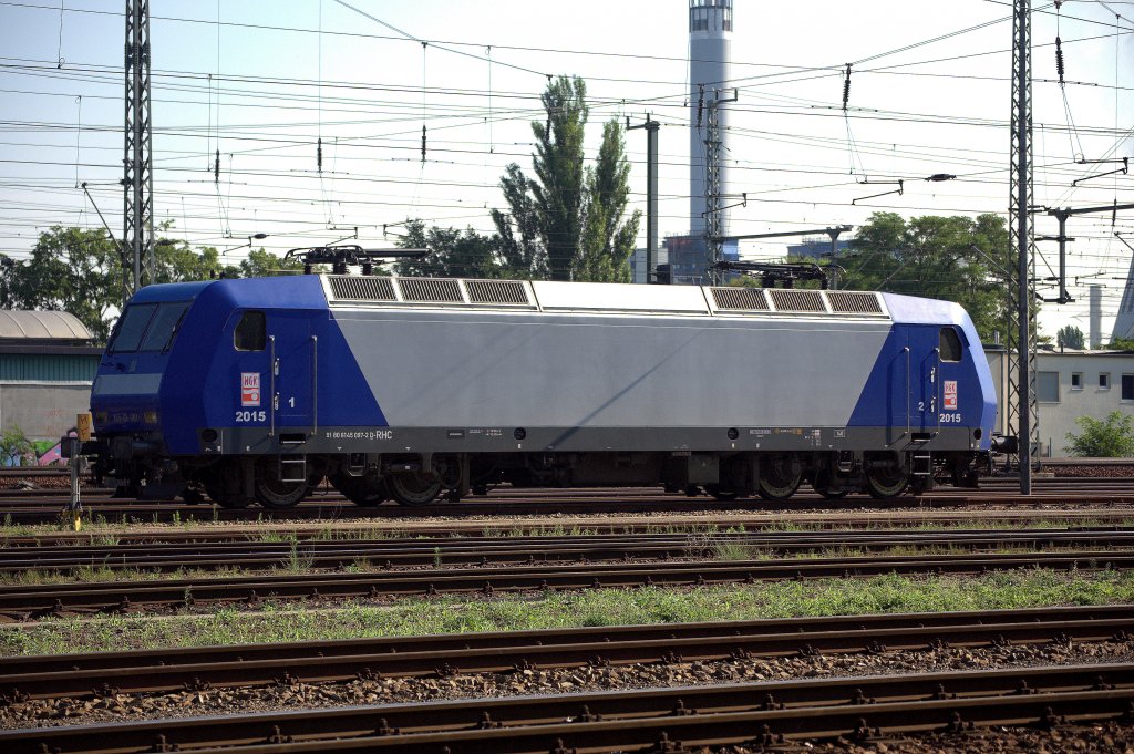 Berlin Ruhleben, eine mir unbekannte E-Lok  Nr. 2015  (91 80 6145 097-2) der HGK  dst  in der Morgensomne.  10.8.2013 09:28 Uhr
