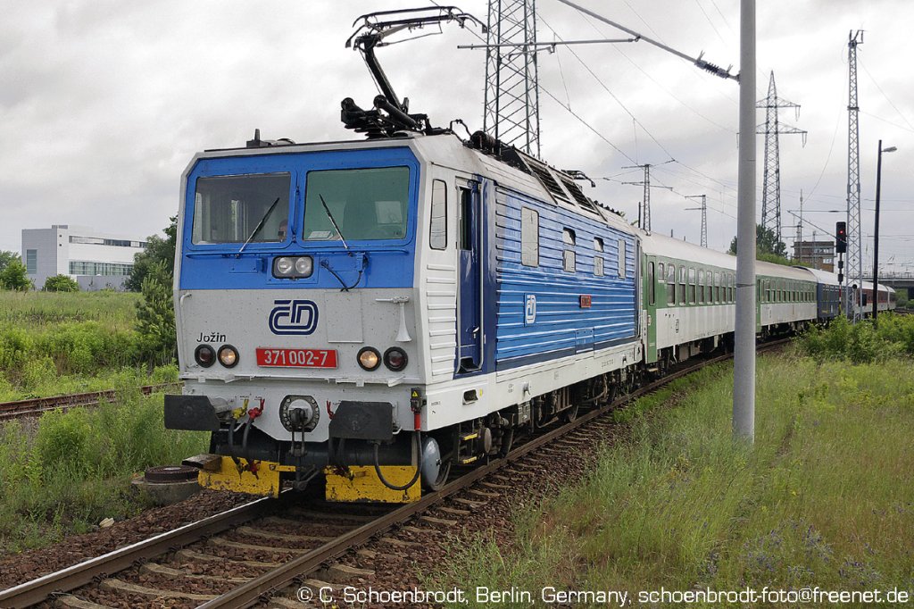 Berlin Schnefeld Flughafen, tschechische  CD  E-Lok 371 002-7 (CZ CD 91 54 7 371 002-7) mit dem CNL 50473 von Kopenhagen nach Prag, 2013,06,14