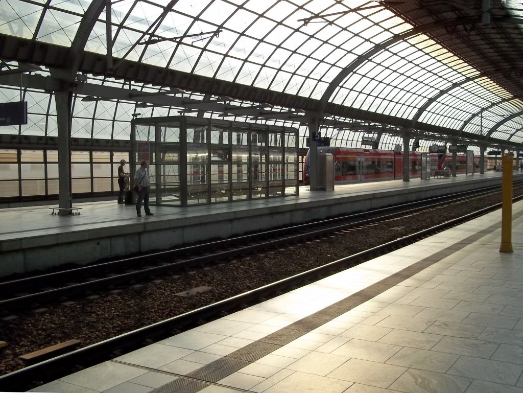 Berlin-Spandau, Bahnhof, Gleis 6 mit einfahrendem RE (18.08.2011)