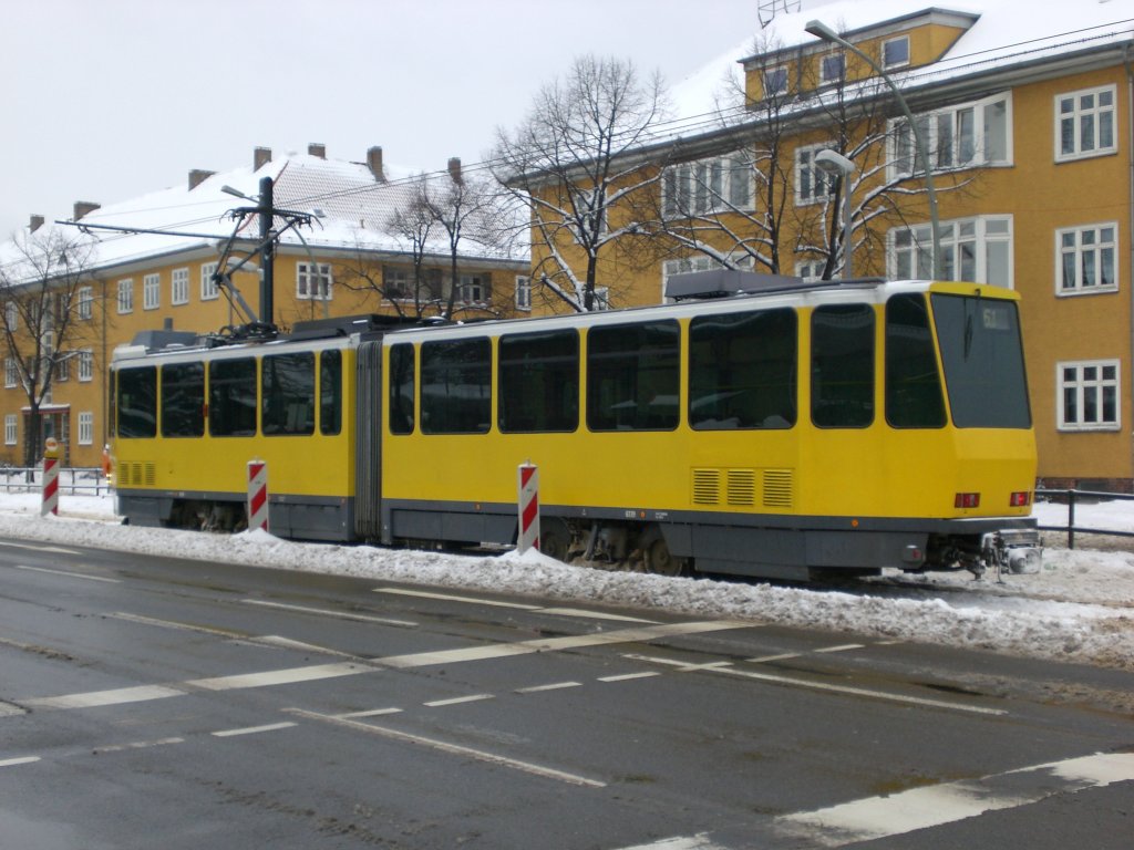 Berlin: Straenbahnlinie 61 nach Rahnsdorf Waldschnke am S-Bahnhof Adlershof.