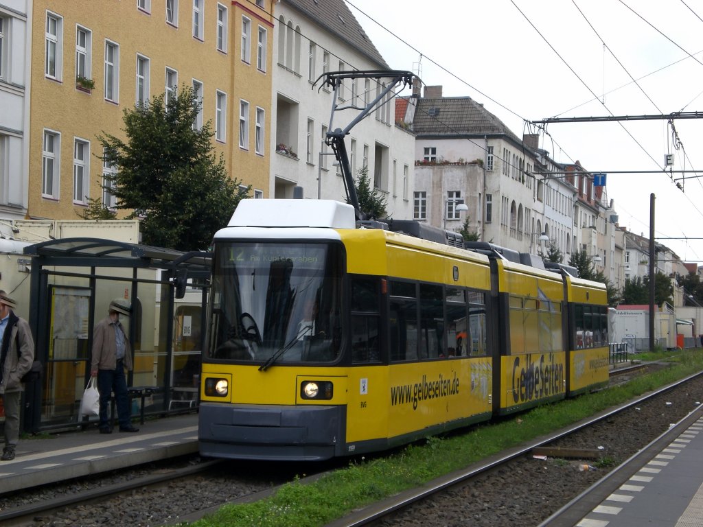 Berlin: Straenbahnlinie 12 nach Mitte Am Kupfergraben an der Haltestelle Weiensee Antonplatz.(28.8.2010)