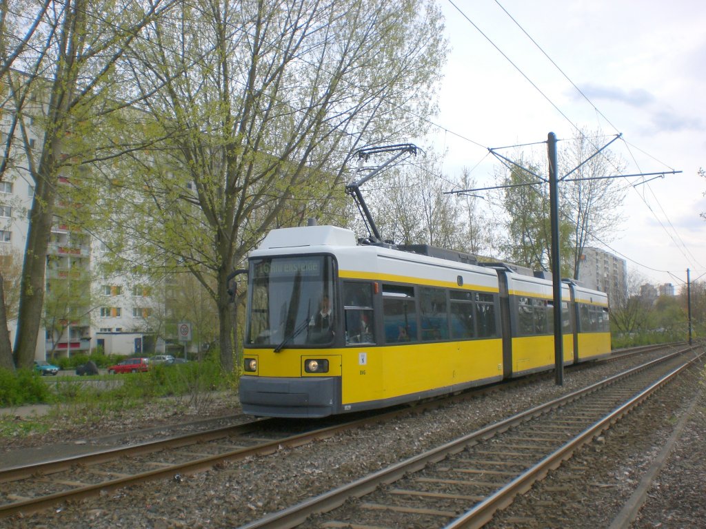 Berlin: Straenbahnlinie 16 nach Ahrensfelde an der Haltestelle Marzahn Barnimplatz.(20.4.2010)