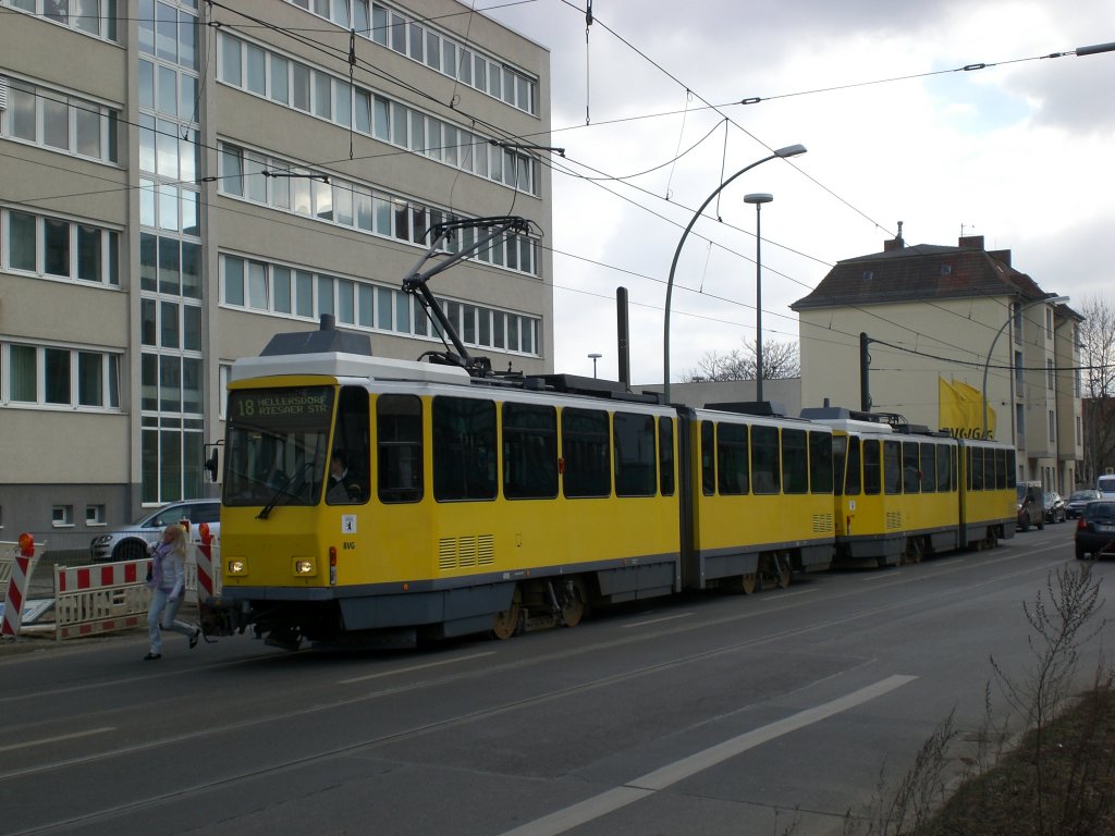 Berlin: Straenbahnlinie 18 nach Hellersdorf Risaer Strae an der Haltestelle Betriebshof Lichtenberg.(8.3.2010)