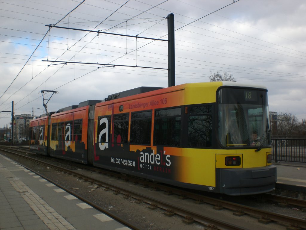 Berlin: Straenbahnlinie 18 nach S+U Bahnhof Lichtenberg am S-Bahnhof Springpfuhl.(8.3.2010)