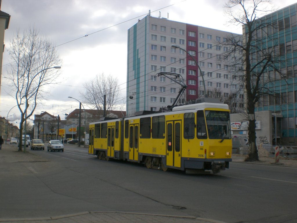 Berlin: Straenbahnlinie 21 nach S-Bahnhof Schneweide an der Haltestelle Betriebshof Lichtenberg.(8.3.2010)