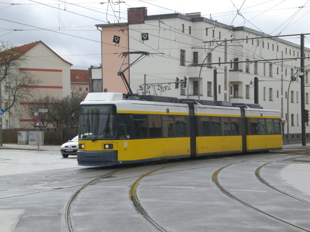 Berlin: Straenbahnlinie 27 nach Krankenhaus Kpenick an der Haltestelle Weiensee Buschallee/Hansastrae.(14.3.2010)