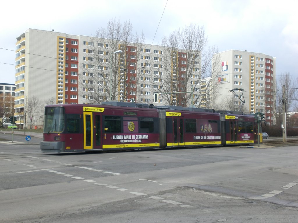 Berlin: Straenbahnlinie 27 nach Weiensee Pasedagplatz an der Haltestelle Hohenschnhausen Rhinstrae/Grtnerstrae.(8.3.2010)