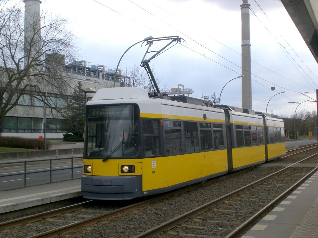 Berlin: Straenbahnlinie 27 nach Weiensee Pasedagplatz an der Haltestelle Lichtenberg Allee der Kosmonauten/Rhinstrae.(8.3.2010)