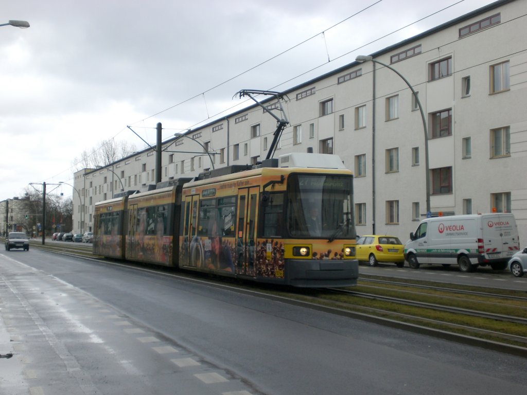 Berlin: Straenbahnlinie 27 nach Weiensee Pasedagplatz nahe der Haltestelle Weiensee Buschallee.(14.3.2010)