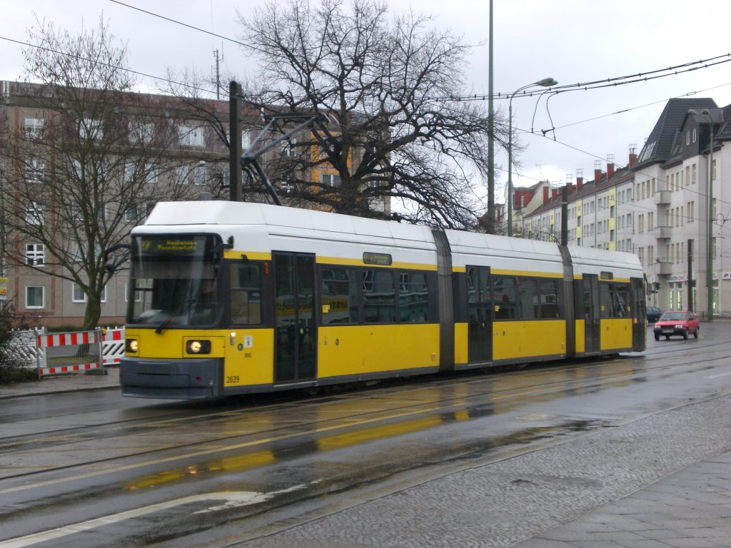 Berlin: Straenbahnlinie 27 nach Weiensee Pasedagplatz an der Haltestelle Weiensee Berliner Allee/Rennbahnstrae.(14.3.2010)
