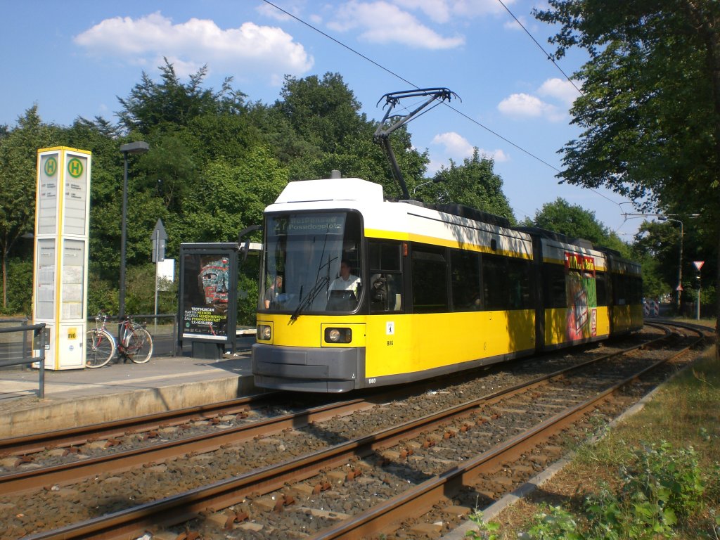 Berlin: Straenbahnlinie 27 nach Weiensee Pasedagplatz an der Haltestelle Kpenick Pablo-Neruda-Strae.(10.7.2010)